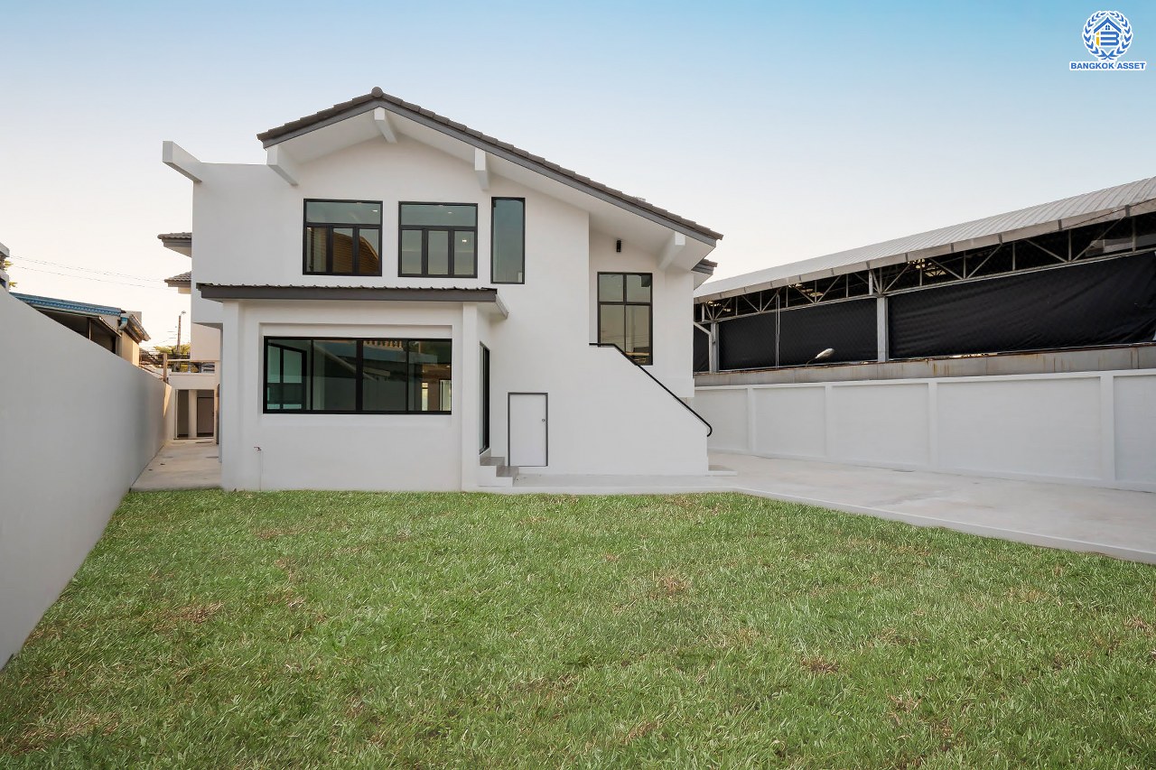 บ้านมือสองตกแต่งใหม่ ดีไซน์สวย โครงการ ลาดพร้าว130 ลาดพร้าว หลังใหญ่ถึง 154 ตร.ว. ฟังก์ชัน 4 ห้องนอน 5 ห้องน้ำ 1 ห้องแม่บ้าน จอดรถได้ 2 คัน พื้นที่ใช้สอยกว่า 589 ตร.ม. รองรับทุกกิจกรรม บนทำเลเชื่อมต่อหลายเส้นทาง อาทิ ถนนรัชดาภิเษก, ถนนเสรีไทย, ถนนรามคำแหง ใกล้จุดขึ้นทางด่วน "ฉลองรัช" ใกล้รถไฟฟ้าสายสีเหลือง "สถานีลาดพร้าว101" และรถไฟฟ้าสายสีส้ม "หัวหมาก"